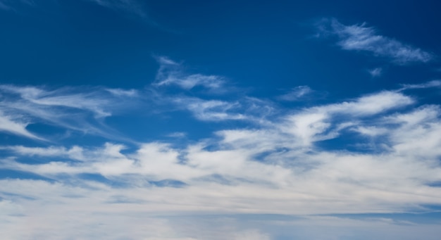 Blauer klarer Himmel mit Wolken