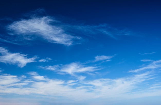 Blauer klarer Himmel mit Wolken