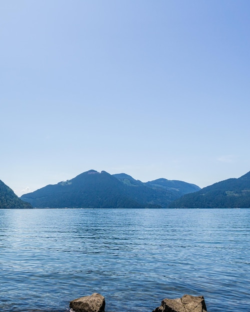 Blauer klarer Himmel über Harrison Lake British Columbia Kanada Hintergrund