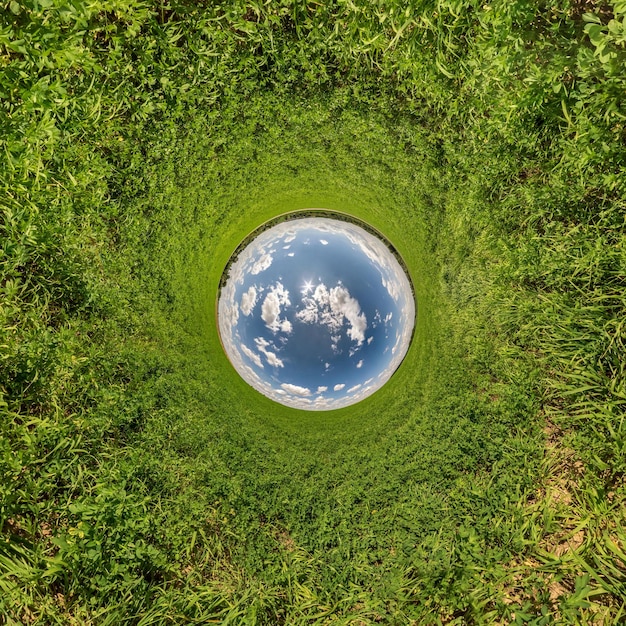 Blauer kleiner Planet Umkehrung des winzigen Planeten Transformation des sphärischen Panoramas 360 Grad Sphärische abstrakte Luftaufnahme Krümmung des Weltraums