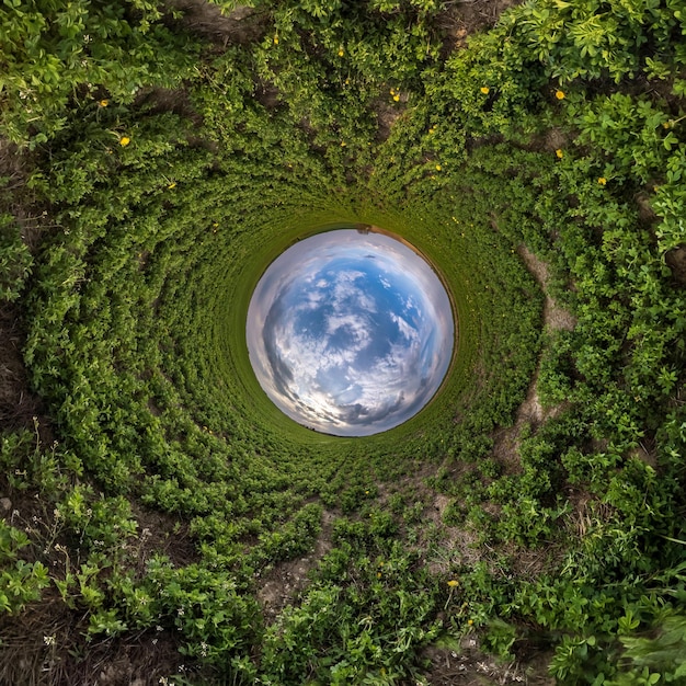 Blauer kleiner Planet Umkehrung des winzigen Planeten Transformation des sphärischen Panoramas 360 Grad Sphärische abstrakte Luftaufnahme Krümmung des Weltraums