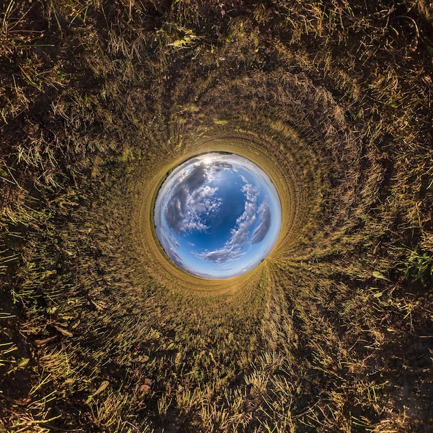 Blauer kleiner Planet Umkehrung des winzigen Planeten Transformation des sphärischen Panoramas 360 Grad Sphärische abstrakte Luftaufnahme Krümmung des Weltraums