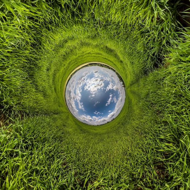 Blauer kleiner Planet Umkehrung des winzigen Planeten Transformation des sphärischen Panoramas 360 Grad Sphärische abstrakte Luftaufnahme Krümmung des Weltraums