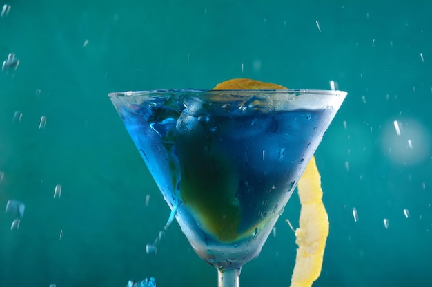 Blauer Lagunencocktail mit blauem Curaçao-Likör, Wodka, Zitronensaft und Soda, dekoriert mit Zitronenscheibe und Minzblättern