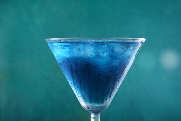 Blauer Lagunencocktail mit blauem Curaçao-Likör, Wodka, Zitronensaft und Soda, dekoriert mit Zitronenscheibe und Minzblättern