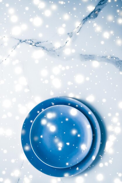 Blauer leerer Teller auf Marmortisch Flatlay Hintergrund Geschirr Dekoration für Feiertagsessen in der Weihnachtszeit