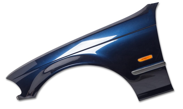 Blauer Metall-Fender auf einem weißen isolierten Hintergrund in einem Fotostudio zum Verkauf oder zum Austausch in einem Auto-Service Schlammschutz auf Autoparsing zur Reparatur oder ein Gerät zum Schutz des Körpers vor Schmutz