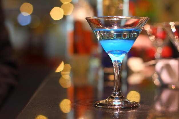 Blauer Mocktail mit loderndem Feuergetränkhintergrund