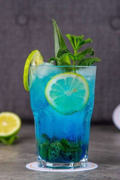 Blauer Mojito mit Minz- und Zitroneneiswürfel