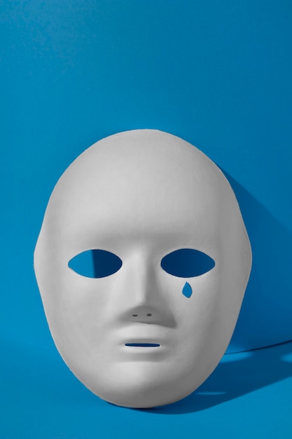 Foto blauer montag mit tränenmaske