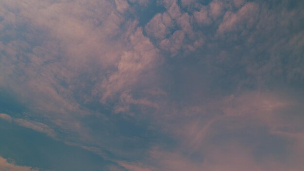 Blauer Morgenhimmel mit rosa Wolken dramatischer Sonnenaufgang Meteorologie Himmel