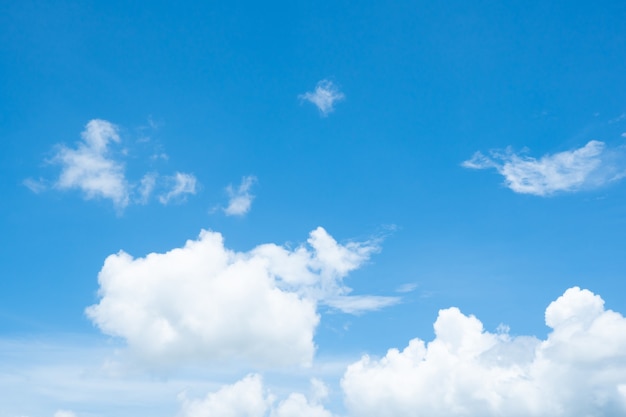 Blauer Naturhimmelhintergrund und -wolken