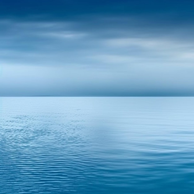 Blauer Ozean mit bewölktem Himmel