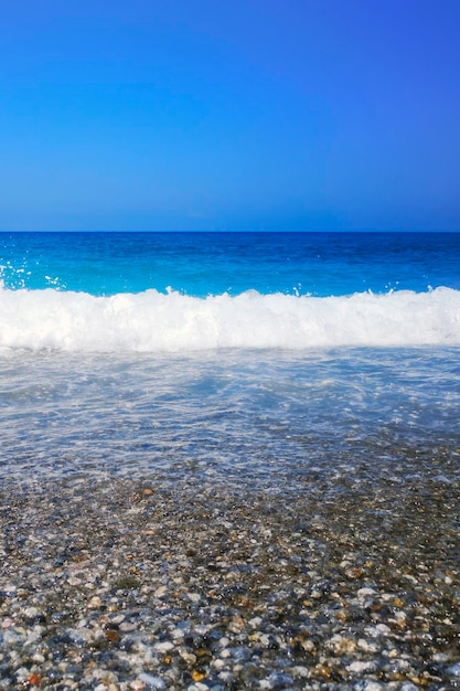 Blauer Ozean, Wasseroberfläche und blauer Himmel