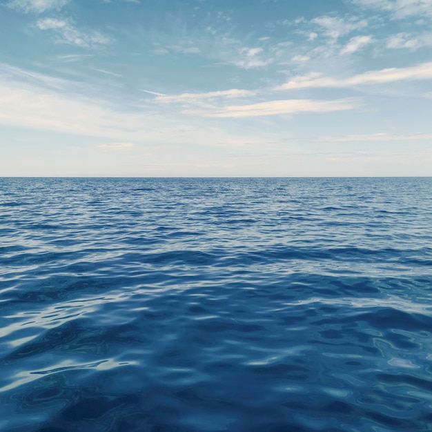 Blauer Ozean, Wasseroberfläche und blauer Himmel