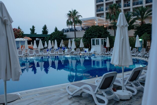 Blauer Pool mit Sonnenschirmen und Liegen des Hotels Türkei