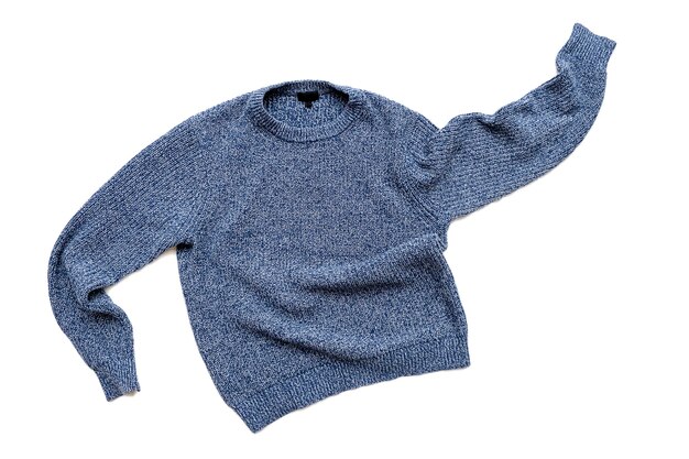 Foto blauer pullover isoliert auf weiß, lässiger vintage-strickpullover, wollstrickjacke, draufsicht