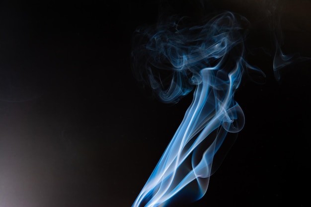 Blauer Rauch auf schwarzem Hintergrund Rauch Abstract