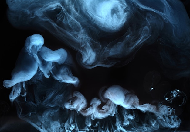Blauer Rauch auf schwarzem Tintenhintergrund, bunter Nebel, abstraktes wirbelndes Ozeanmeer, Acrylfarbenpigment unter Wasser