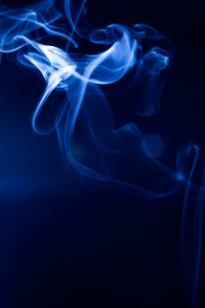 Blauer Rauch der Bewegung auf schwarzem Hintergrund.