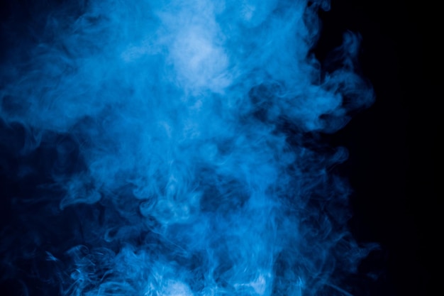 Blauer Rauch mit schwarzer Hintergrundwolke