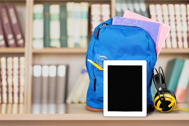 Blauer schulrucksack im hintergrund.