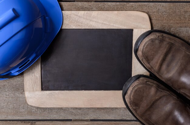 Blauer Schutzhelm, Sicherheitsschuhe mit Tafel