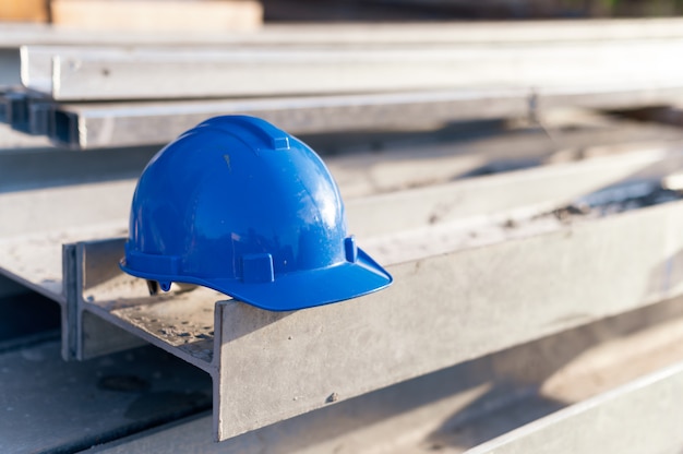 Blauer Schutzhelmplatz auf Baustahl an der Baustelle