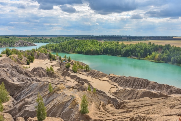 blauer See in einem verlassenen Steinbruch. Romantsevo