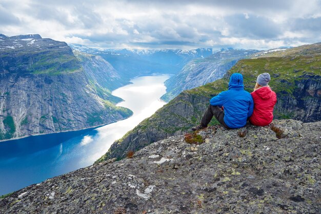 Blauer See in Norwegen in der Nähe von Trolltunga