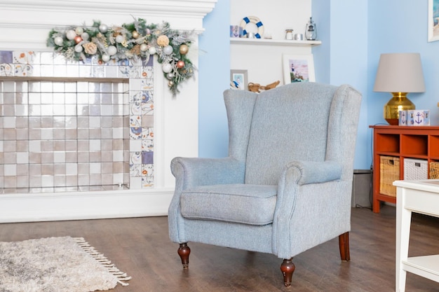 Blauer sessel steht neben kamin vintage möbel gemütliches zimmer interieur stilvolles wohnzimmer duri