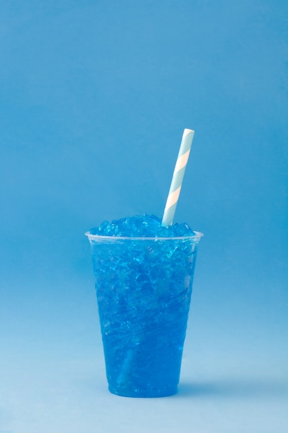 Blauer Slushie auf blauem Tisch