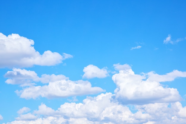 Blauer Sommerhimmel mit Cumuluswolken - Hintergrund