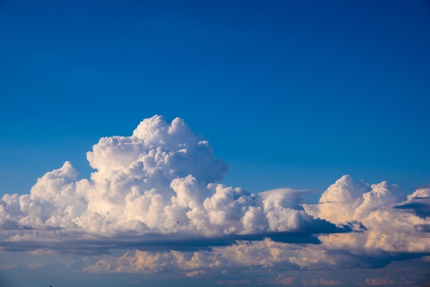 Blauer Sommerhimmel mit weißen Wolken