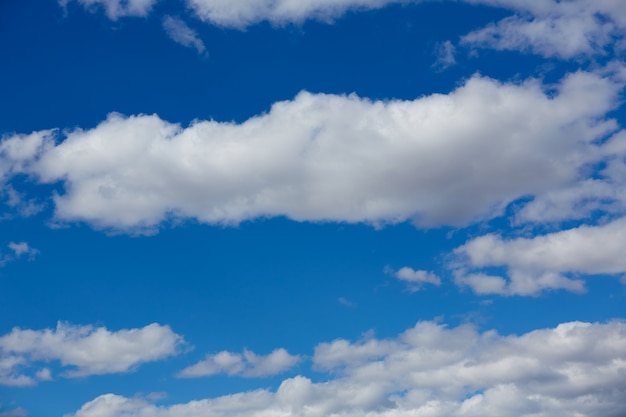 Blauer Sommerhimmel mit weißen Wolken