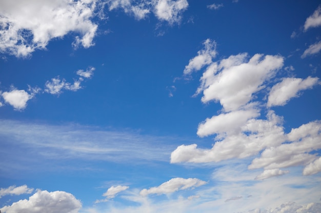 Blauer Sommerhimmel mit weißen Wolken