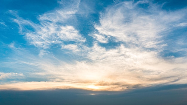 Blauer Sommerhimmel mit Wolken