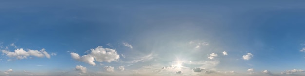 Blauer Sonnenuntergangshimmel mit Wolken als nahtlose hdri 360-Panoramaansicht mit Zenit im sphärischen äquirechteckigen Format zur Verwendung in 3D-Grafiken oder Spieleentwicklung als Himmelskuppel oder Drohnenaufnahme bearbeiten