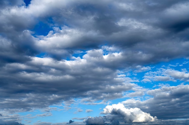 Blauer sonniger Himmel mit Wolken