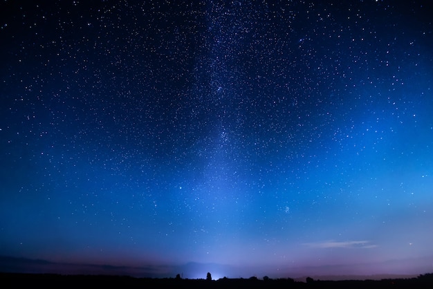 Blauer Sternenhimmel. Nacht bunte Landschaft. Himmel mit vielen Sternen in der Nacht.