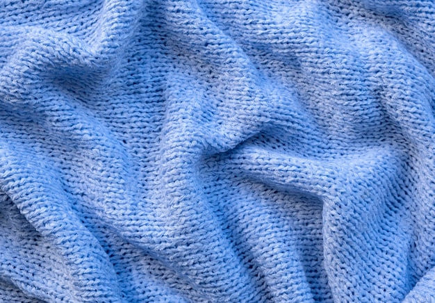 Blauer Strickstoff mit strukturierter Textur.