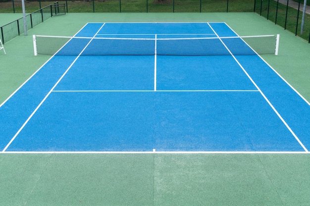 Blauer Tennisplatz auf Outdoor-Sport-Hintergrund, Kopierraum