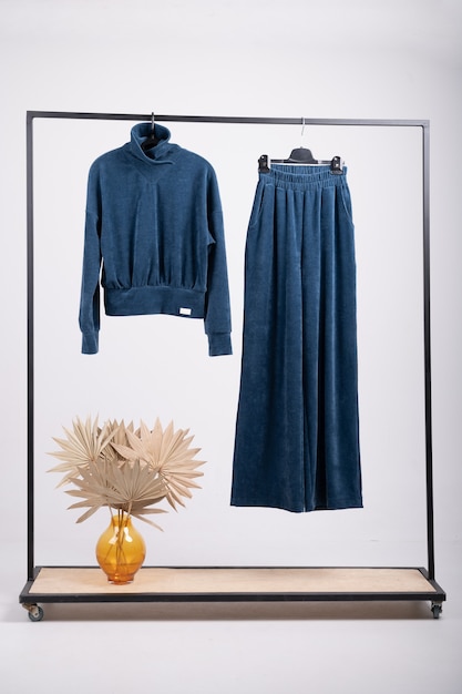 Blauer Trikotanzug für Frauen, Sweatshirt, Kleidung für Palazzo-Hosen auf einem Kleiderbügel. Modische, moderne Jugendkleidung.