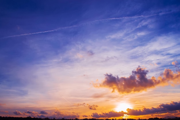 Blauer und lila Himmel bei Sonnenuntergang