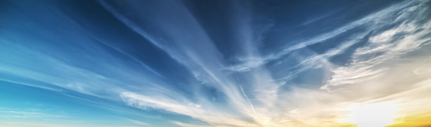 Blauer und orangefarbener Himmel in Alghero