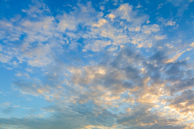 Blauer und oranger Sonnenuntergangshimmel