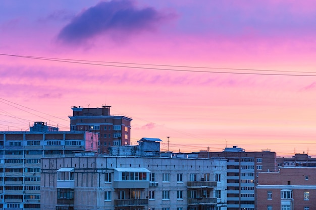 Blauer und rosa Sonnenunterganghimmel über Wohnviertel