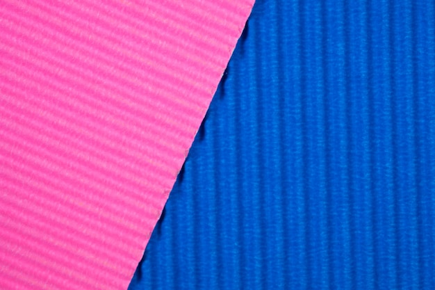 Blauer und rosa Wellpappebeschaffenheitshintergrund.