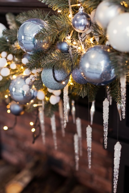 Blauer und silberner Kamin mit Weihnachtsdekorationen