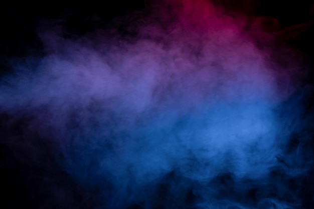 Blauer und violetter Dampf auf schwarzem Hintergrund